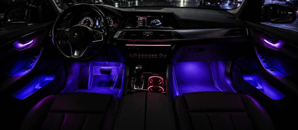 Монтаж на амбиентно осветление за автомобили – RGB LED осветление в краката, дръжките и джобовете на вратите, централната конзола и поставките за чаши с професионален монтаж в София.